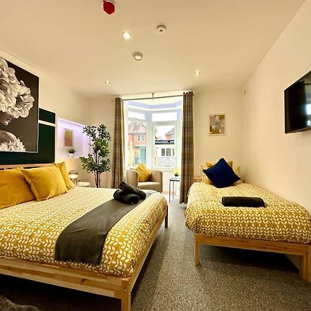 Massive New 8 Bedroom House Sleeps Up To 21 - Accepts Groups - Great Location - Free Parking - Fast Wifi - Smart Tvs - Sleeps Up To 21 People - Close To Bournemouth & Poole Town Centre & Sandbanks Екстериор снимка