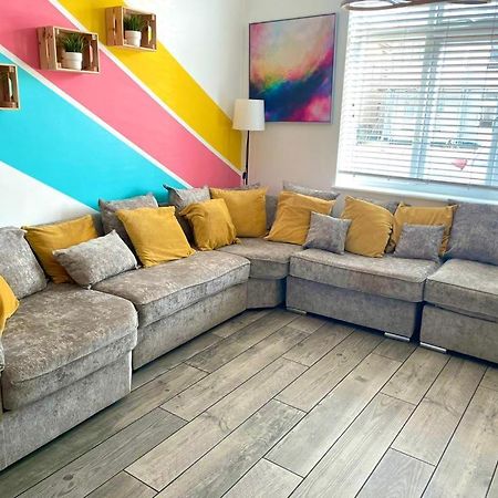 Massive New 8 Bedroom House Sleeps Up To 21 - Accepts Groups - Great Location - Free Parking - Fast Wifi - Smart Tvs - Sleeps Up To 21 People - Close To Bournemouth & Poole Town Centre & Sandbanks Екстериор снимка