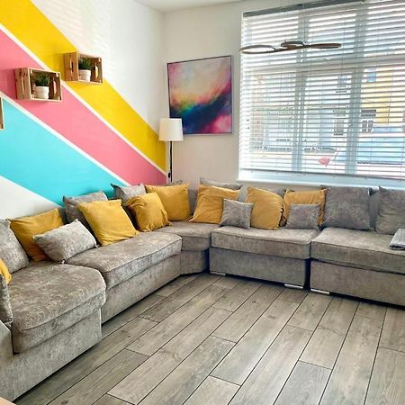 Massive New 8 Bedroom House Sleeps Up To 21 - Accepts Groups - Great Location - Free Parking - Fast Wifi - Smart Tvs - Sleeps Up To 21 People - Close To Bournemouth & Poole Town Centre & Sandbanks Екстериор снимка