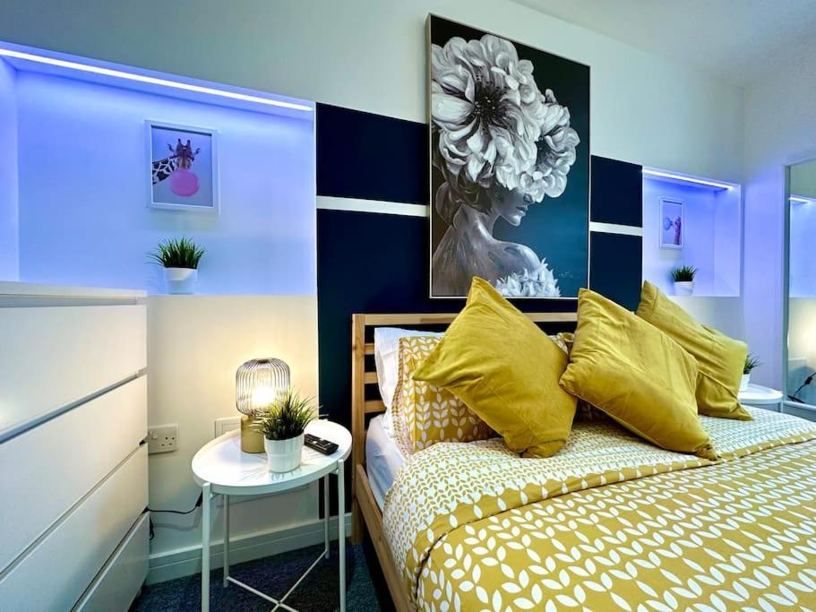 Massive New 8 Bedroom House Sleeps Up To 21 - Accepts Groups - Great Location - Free Parking - Fast Wifi - Smart Tvs - Sleeps Up To 21 People - Close To Bournemouth & Poole Town Centre & Sandbanks Екстериор снимка