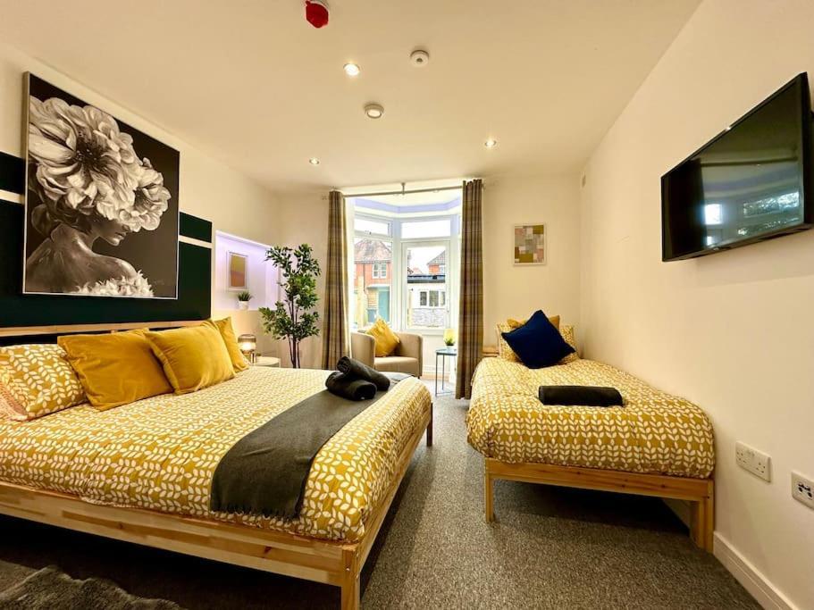 Massive New 8 Bedroom House Sleeps Up To 21 - Accepts Groups - Great Location - Free Parking - Fast Wifi - Smart Tvs - Sleeps Up To 21 People - Close To Bournemouth & Poole Town Centre & Sandbanks Екстериор снимка