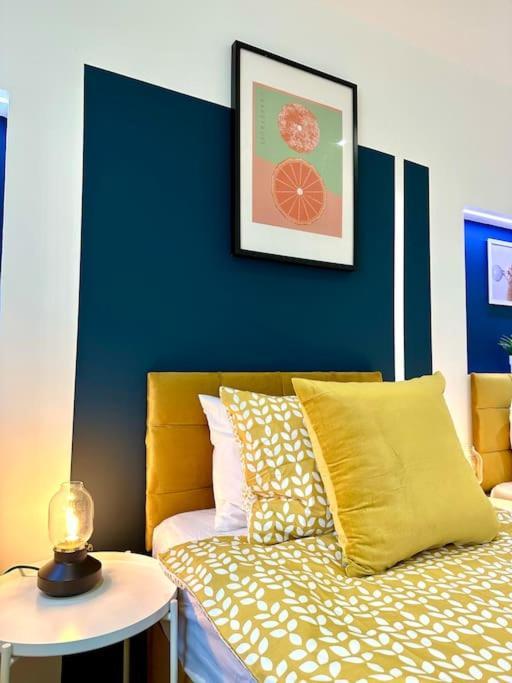 Massive New 8 Bedroom House Sleeps Up To 21 - Accepts Groups - Great Location - Free Parking - Fast Wifi - Smart Tvs - Sleeps Up To 21 People - Close To Bournemouth & Poole Town Centre & Sandbanks Екстериор снимка