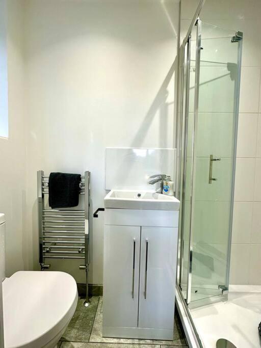 Massive New 8 Bedroom House Sleeps Up To 21 - Accepts Groups - Great Location - Free Parking - Fast Wifi - Smart Tvs - Sleeps Up To 21 People - Close To Bournemouth & Poole Town Centre & Sandbanks Екстериор снимка