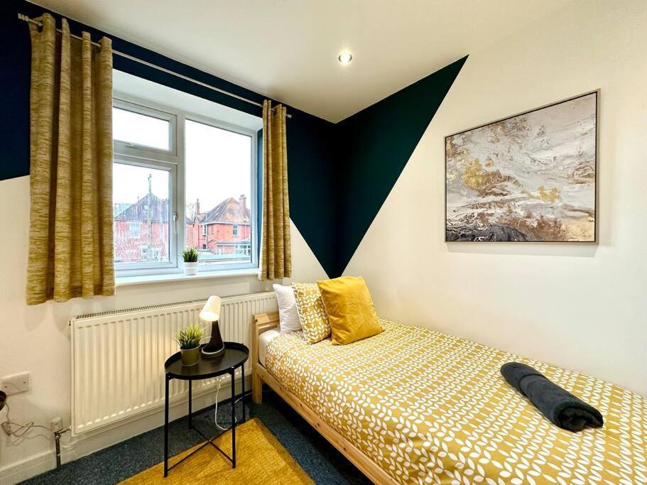 Massive New 8 Bedroom House Sleeps Up To 21 - Accepts Groups - Great Location - Free Parking - Fast Wifi - Smart Tvs - Sleeps Up To 21 People - Close To Bournemouth & Poole Town Centre & Sandbanks Екстериор снимка