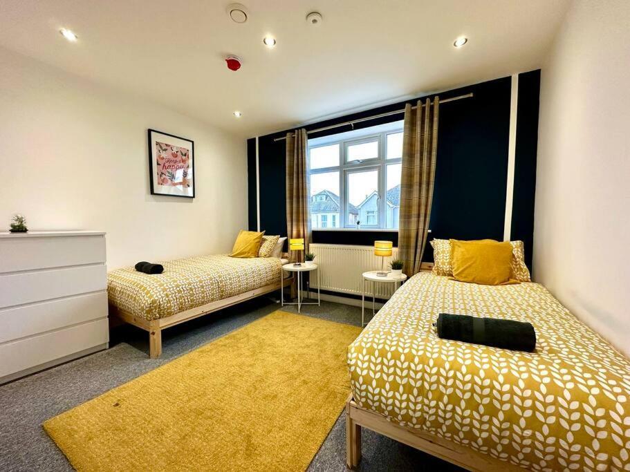 Massive New 8 Bedroom House Sleeps Up To 21 - Accepts Groups - Great Location - Free Parking - Fast Wifi - Smart Tvs - Sleeps Up To 21 People - Close To Bournemouth & Poole Town Centre & Sandbanks Екстериор снимка