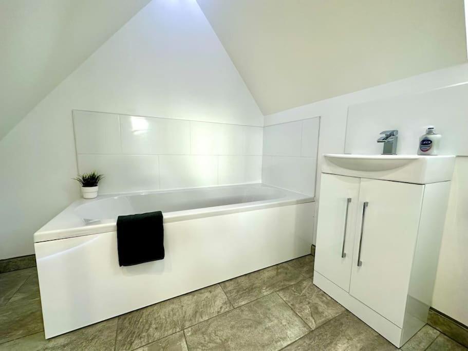 Massive New 8 Bedroom House Sleeps Up To 21 - Accepts Groups - Great Location - Free Parking - Fast Wifi - Smart Tvs - Sleeps Up To 21 People - Close To Bournemouth & Poole Town Centre & Sandbanks Екстериор снимка