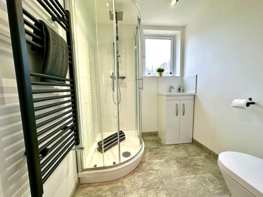 Massive New 8 Bedroom House Sleeps Up To 21 - Accepts Groups - Great Location - Free Parking - Fast Wifi - Smart Tvs - Sleeps Up To 21 People - Close To Bournemouth & Poole Town Centre & Sandbanks Екстериор снимка