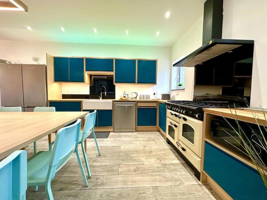 Massive New 8 Bedroom House Sleeps Up To 21 - Accepts Groups - Great Location - Free Parking - Fast Wifi - Smart Tvs - Sleeps Up To 21 People - Close To Bournemouth & Poole Town Centre & Sandbanks Екстериор снимка