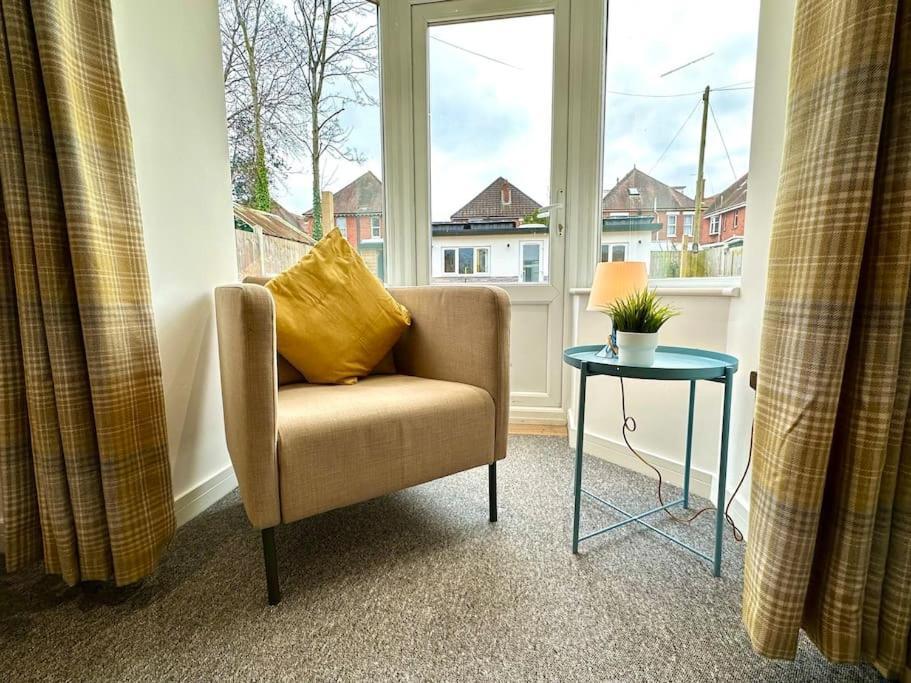 Massive New 8 Bedroom House Sleeps Up To 21 - Accepts Groups - Great Location - Free Parking - Fast Wifi - Smart Tvs - Sleeps Up To 21 People - Close To Bournemouth & Poole Town Centre & Sandbanks Екстериор снимка