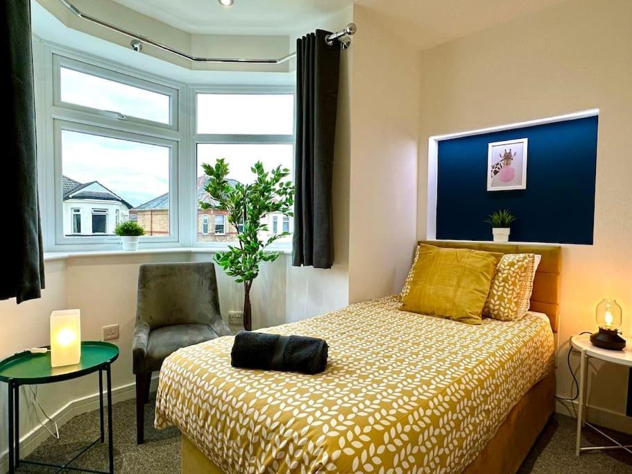 Massive New 8 Bedroom House Sleeps Up To 21 - Accepts Groups - Great Location - Free Parking - Fast Wifi - Smart Tvs - Sleeps Up To 21 People - Close To Bournemouth & Poole Town Centre & Sandbanks Екстериор снимка
