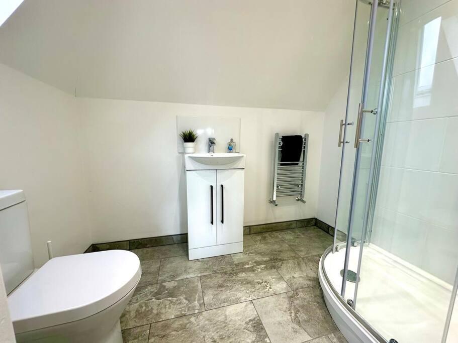Massive New 8 Bedroom House Sleeps Up To 21 - Accepts Groups - Great Location - Free Parking - Fast Wifi - Smart Tvs - Sleeps Up To 21 People - Close To Bournemouth & Poole Town Centre & Sandbanks Екстериор снимка