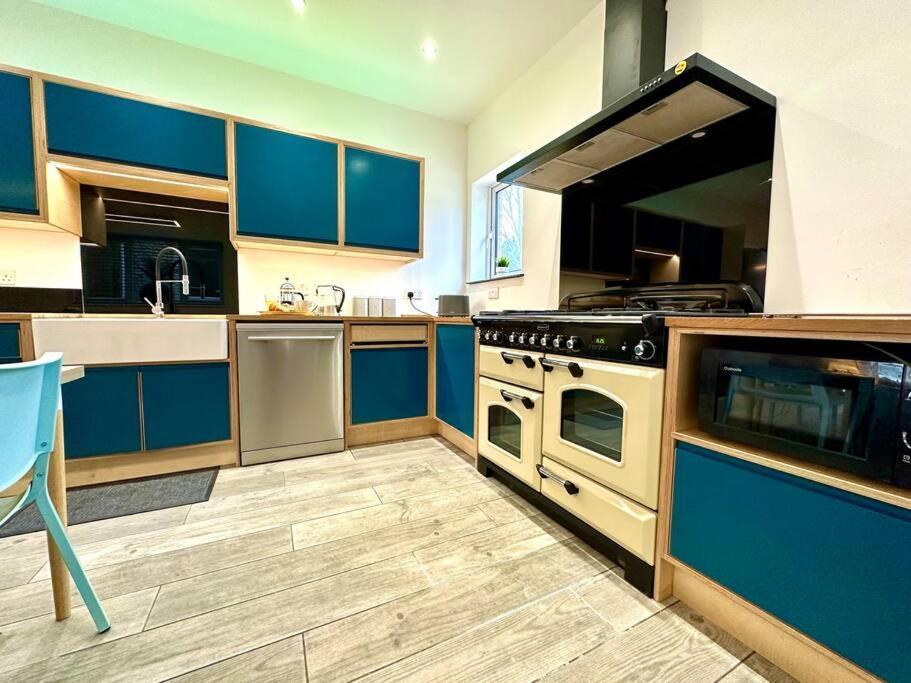 Massive New 8 Bedroom House Sleeps Up To 21 - Accepts Groups - Great Location - Free Parking - Fast Wifi - Smart Tvs - Sleeps Up To 21 People - Close To Bournemouth & Poole Town Centre & Sandbanks Екстериор снимка
