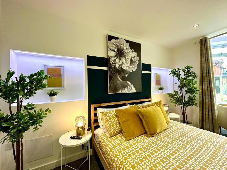 Massive New 8 Bedroom House Sleeps Up To 21 - Accepts Groups - Great Location - Free Parking - Fast Wifi - Smart Tvs - Sleeps Up To 21 People - Close To Bournemouth & Poole Town Centre & Sandbanks Екстериор снимка