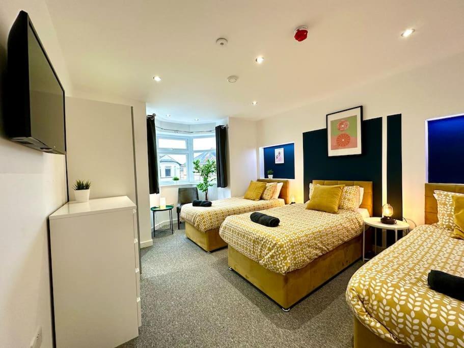 Massive New 8 Bedroom House Sleeps Up To 21 - Accepts Groups - Great Location - Free Parking - Fast Wifi - Smart Tvs - Sleeps Up To 21 People - Close To Bournemouth & Poole Town Centre & Sandbanks Екстериор снимка