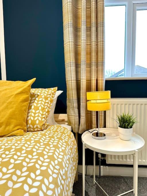 Massive New 8 Bedroom House Sleeps Up To 21 - Accepts Groups - Great Location - Free Parking - Fast Wifi - Smart Tvs - Sleeps Up To 21 People - Close To Bournemouth & Poole Town Centre & Sandbanks Екстериор снимка