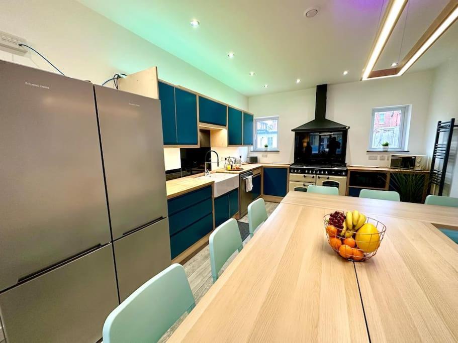 Massive New 8 Bedroom House Sleeps Up To 21 - Accepts Groups - Great Location - Free Parking - Fast Wifi - Smart Tvs - Sleeps Up To 21 People - Close To Bournemouth & Poole Town Centre & Sandbanks Екстериор снимка