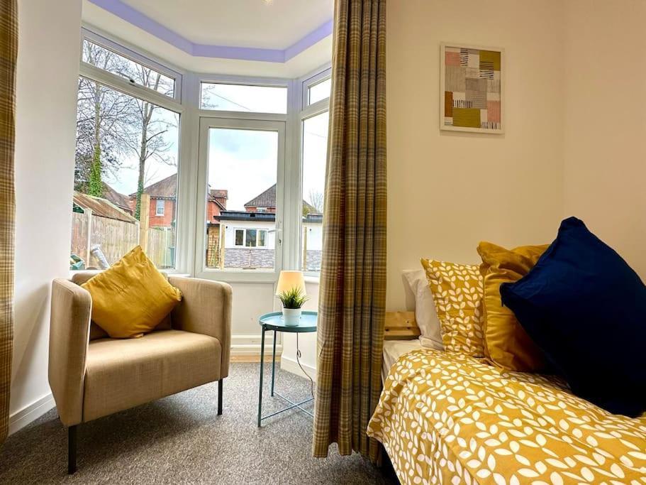 Massive New 8 Bedroom House Sleeps Up To 21 - Accepts Groups - Great Location - Free Parking - Fast Wifi - Smart Tvs - Sleeps Up To 21 People - Close To Bournemouth & Poole Town Centre & Sandbanks Екстериор снимка