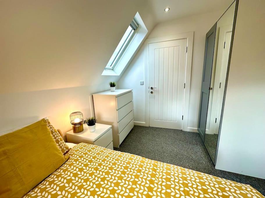 Massive New 8 Bedroom House Sleeps Up To 21 - Accepts Groups - Great Location - Free Parking - Fast Wifi - Smart Tvs - Sleeps Up To 21 People - Close To Bournemouth & Poole Town Centre & Sandbanks Екстериор снимка