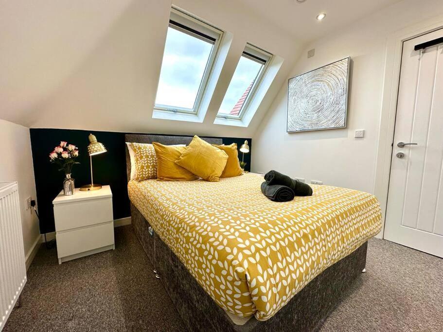 Massive New 8 Bedroom House Sleeps Up To 21 - Accepts Groups - Great Location - Free Parking - Fast Wifi - Smart Tvs - Sleeps Up To 21 People - Close To Bournemouth & Poole Town Centre & Sandbanks Екстериор снимка