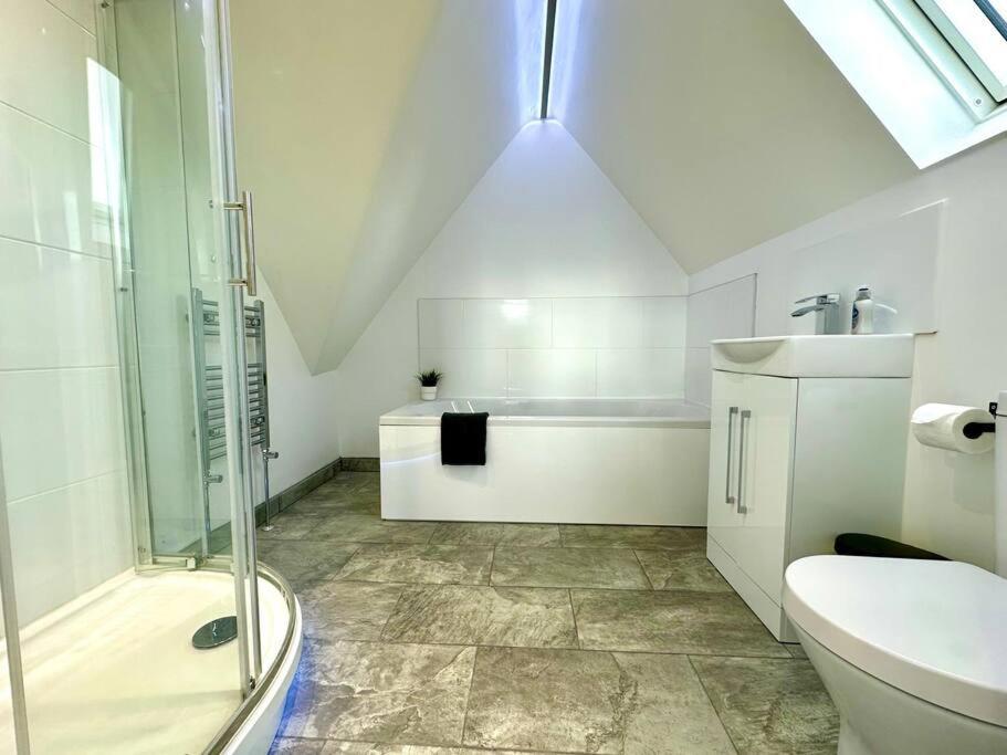 Massive New 8 Bedroom House Sleeps Up To 21 - Accepts Groups - Great Location - Free Parking - Fast Wifi - Smart Tvs - Sleeps Up To 21 People - Close To Bournemouth & Poole Town Centre & Sandbanks Екстериор снимка