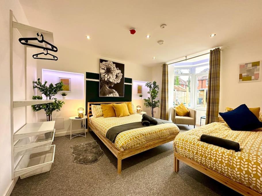 Massive New 8 Bedroom House Sleeps Up To 21 - Accepts Groups - Great Location - Free Parking - Fast Wifi - Smart Tvs - Sleeps Up To 21 People - Close To Bournemouth & Poole Town Centre & Sandbanks Екстериор снимка