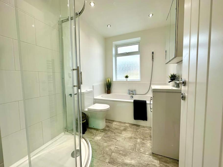 Massive New 8 Bedroom House Sleeps Up To 21 - Accepts Groups - Great Location - Free Parking - Fast Wifi - Smart Tvs - Sleeps Up To 21 People - Close To Bournemouth & Poole Town Centre & Sandbanks Екстериор снимка