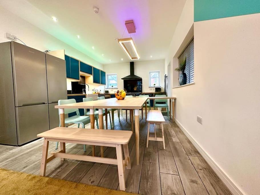Massive New 8 Bedroom House Sleeps Up To 21 - Accepts Groups - Great Location - Free Parking - Fast Wifi - Smart Tvs - Sleeps Up To 21 People - Close To Bournemouth & Poole Town Centre & Sandbanks Екстериор снимка