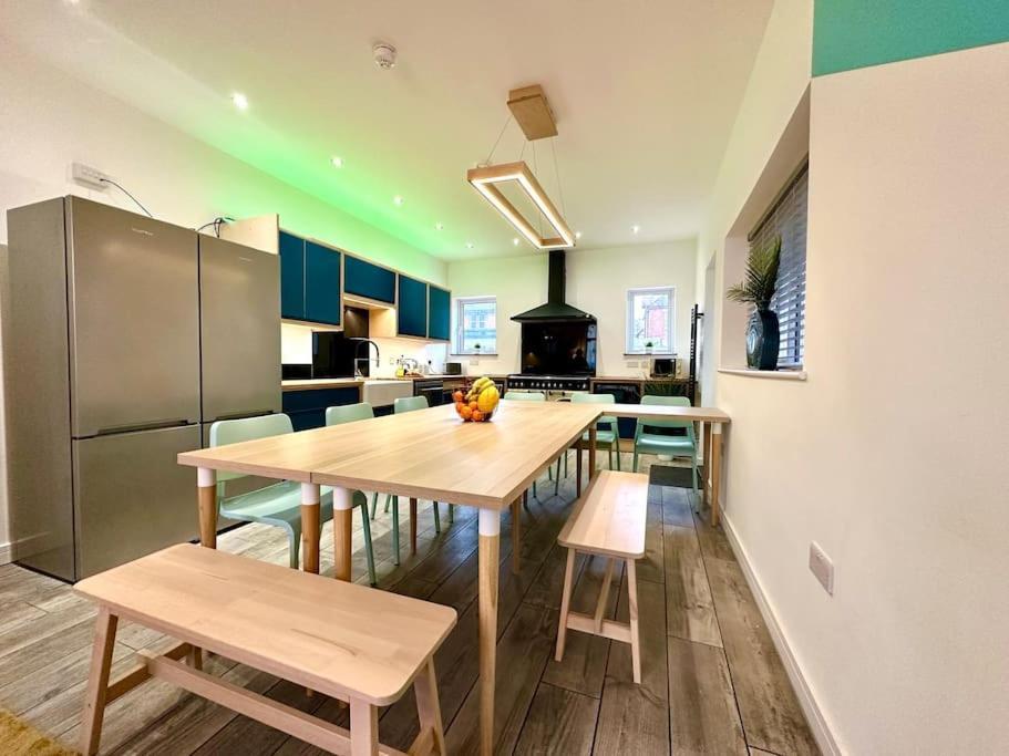 Massive New 8 Bedroom House Sleeps Up To 21 - Accepts Groups - Great Location - Free Parking - Fast Wifi - Smart Tvs - Sleeps Up To 21 People - Close To Bournemouth & Poole Town Centre & Sandbanks Екстериор снимка