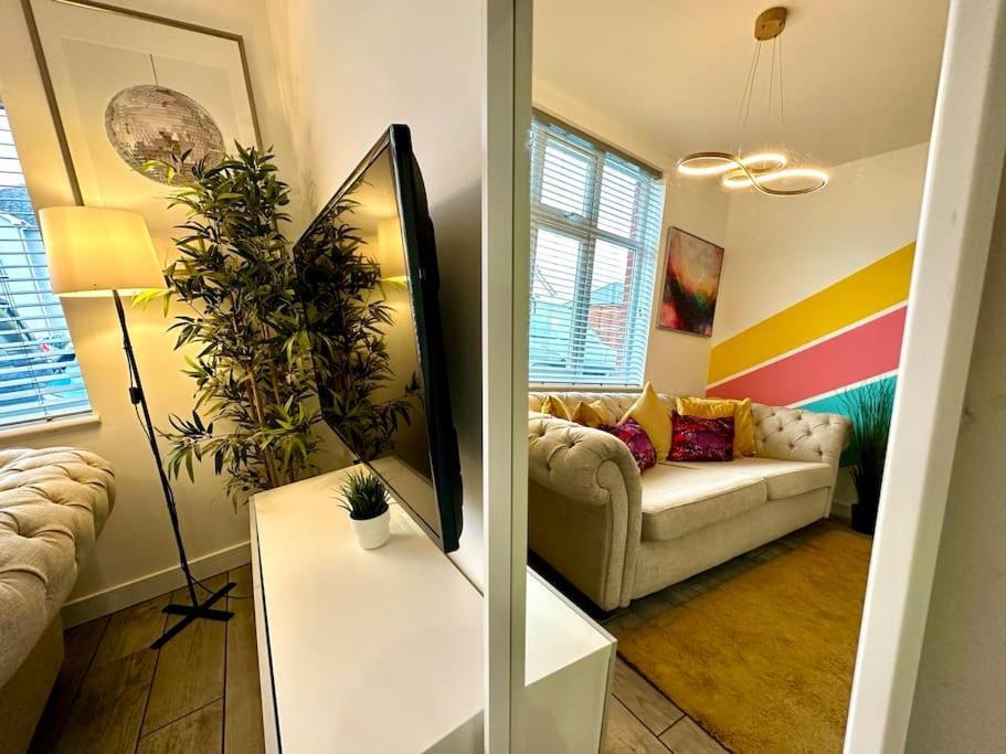 Massive New 8 Bedroom House Sleeps Up To 21 - Accepts Groups - Great Location - Free Parking - Fast Wifi - Smart Tvs - Sleeps Up To 21 People - Close To Bournemouth & Poole Town Centre & Sandbanks Екстериор снимка
