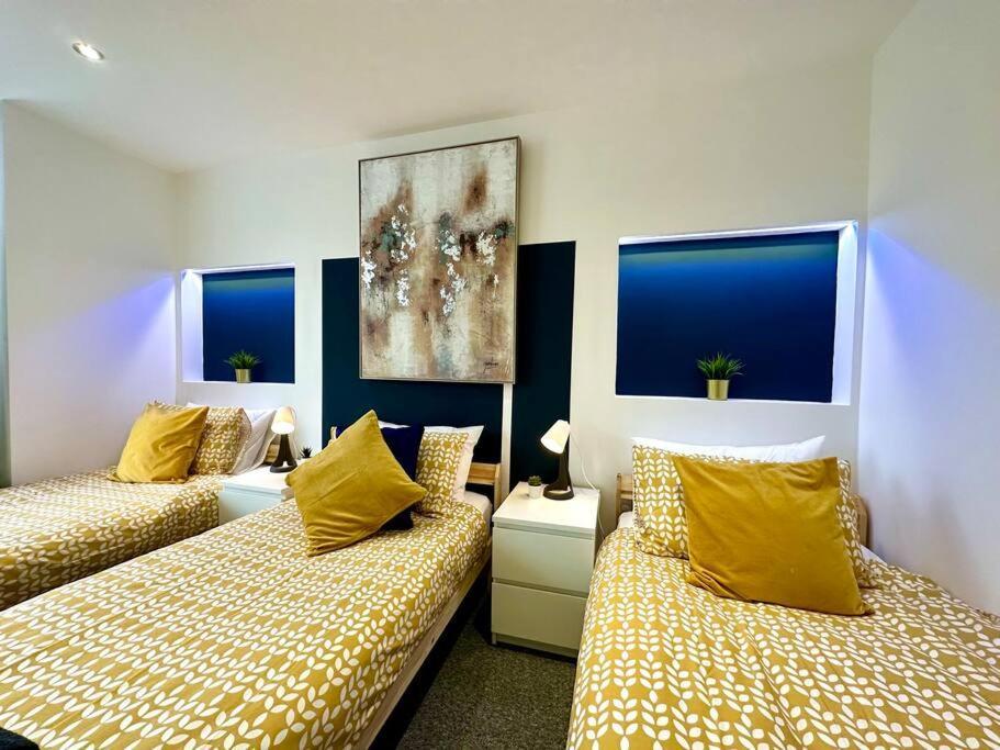 Massive New 8 Bedroom House Sleeps Up To 21 - Accepts Groups - Great Location - Free Parking - Fast Wifi - Smart Tvs - Sleeps Up To 21 People - Close To Bournemouth & Poole Town Centre & Sandbanks Екстериор снимка