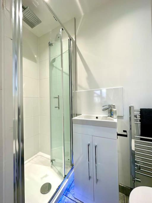 Massive New 8 Bedroom House Sleeps Up To 21 - Accepts Groups - Great Location - Free Parking - Fast Wifi - Smart Tvs - Sleeps Up To 21 People - Close To Bournemouth & Poole Town Centre & Sandbanks Екстериор снимка