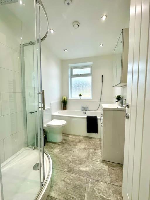 Massive New 8 Bedroom House Sleeps Up To 21 - Accepts Groups - Great Location - Free Parking - Fast Wifi - Smart Tvs - Sleeps Up To 21 People - Close To Bournemouth & Poole Town Centre & Sandbanks Екстериор снимка