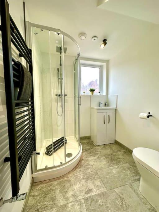 Massive New 8 Bedroom House Sleeps Up To 21 - Accepts Groups - Great Location - Free Parking - Fast Wifi - Smart Tvs - Sleeps Up To 21 People - Close To Bournemouth & Poole Town Centre & Sandbanks Екстериор снимка