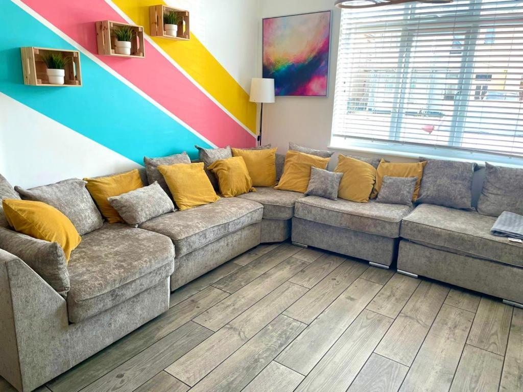 Massive New 8 Bedroom House Sleeps Up To 21 - Accepts Groups - Great Location - Free Parking - Fast Wifi - Smart Tvs - Sleeps Up To 21 People - Close To Bournemouth & Poole Town Centre & Sandbanks Екстериор снимка