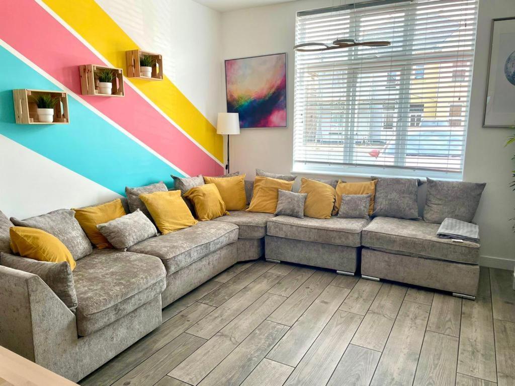 Massive New 8 Bedroom House Sleeps Up To 21 - Accepts Groups - Great Location - Free Parking - Fast Wifi - Smart Tvs - Sleeps Up To 21 People - Close To Bournemouth & Poole Town Centre & Sandbanks Екстериор снимка